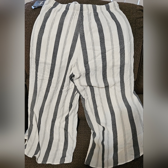 By and By Flowy Linen Capri Like pants - Picture 7 of 8